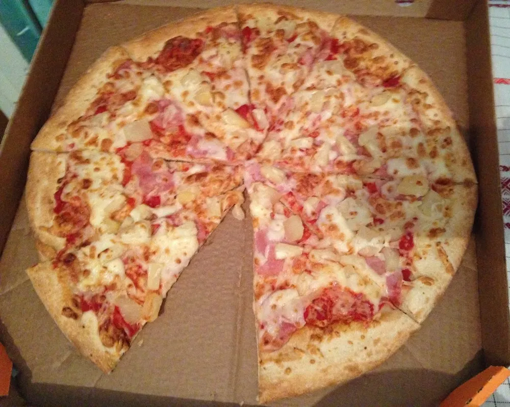 Giant Hawaiian Pizza Hand Tossed